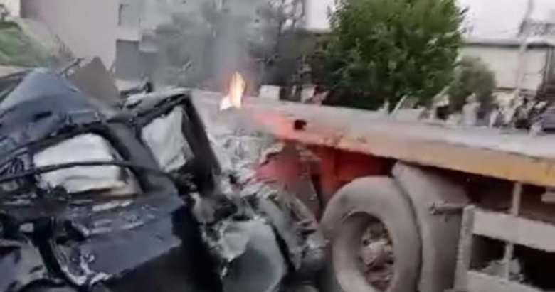 İzmir’de otomobil tırın dorsesine ok gibi saplandı: 1 ölü