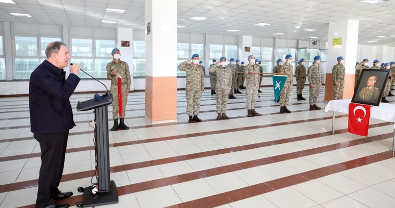 Milli Savunma Bakanı Akar ve TSK’nin komuta kademesinden sınır hattında bayram