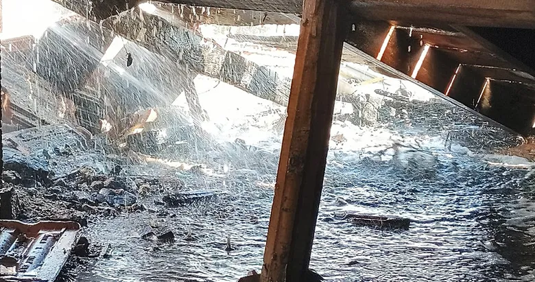 Çivril’de eski belediye binasında yangın çıktı