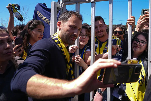 baskan-adaylarinin-en-guclu-kozu-fenerbahcenin-yeni-teknik-direktoru-kim-olacak-vincenzo-montella-surprizi-1777961135724.png