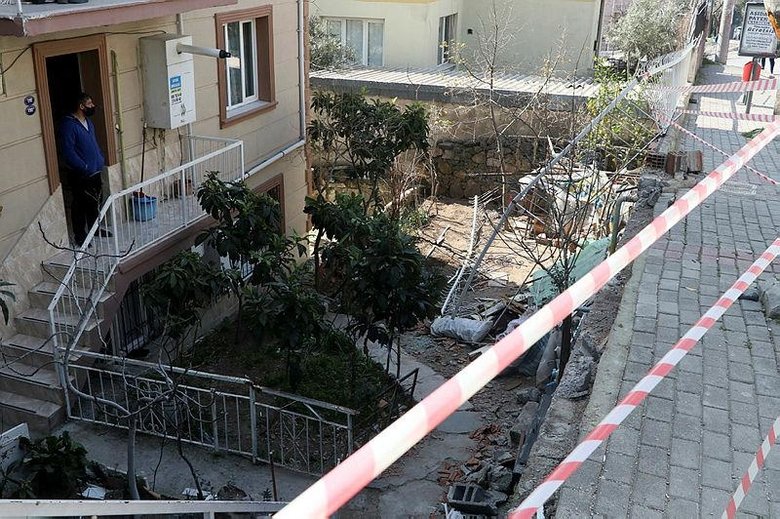 İzmir’de apartmanın bahçesine düşen otomobilin altından çıkarılan çocuk o anları unutamıyor
