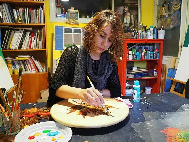 Sonbahar yapraklarını tablolara dönüştürüyor