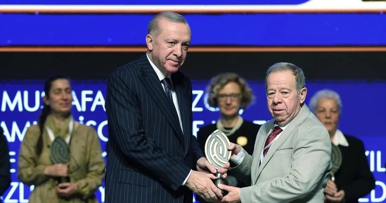 Körüklü çizme ustası oğlu ile birlikte zanaatı yaşatıyor