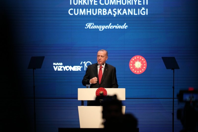 MÜSİAD Başkanı Abdurrahman Kaan, Başkan Erdoğan’a usturlab hediye etti