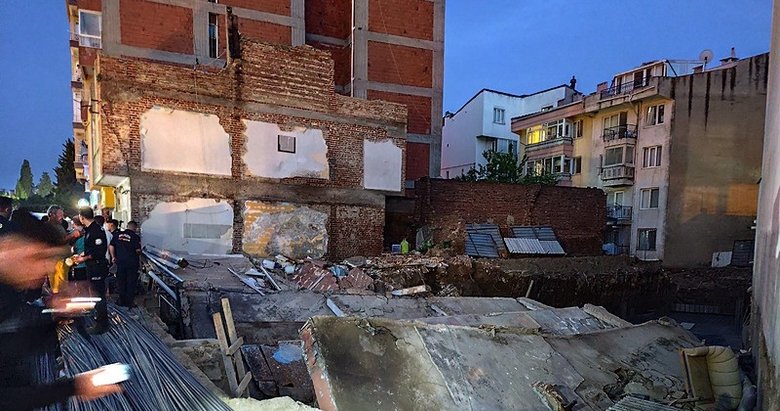 Balıkesir’de üç katlı bina çöktü!