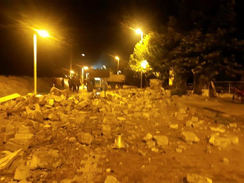 Manisa’yı fırtına vurdu! Şiddetli rüzgar Selendi’de cami minaresini devirdi