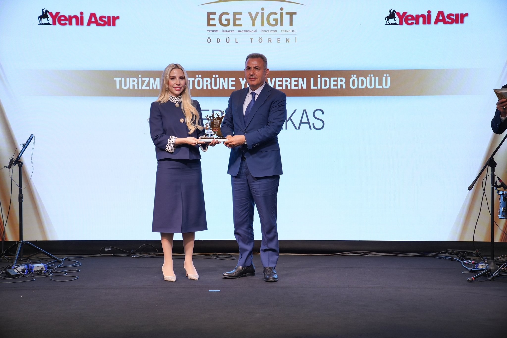 Yeni Asır, Ege Yigitlerini ödüllendirdi