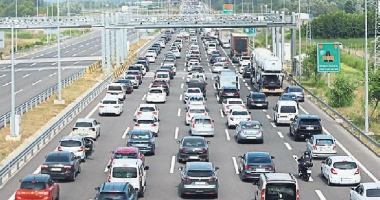 Bayramda otoyollardan 8,4 milyon araç geçti