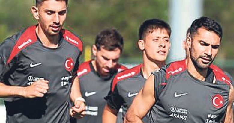 Milli takım sahaya indi