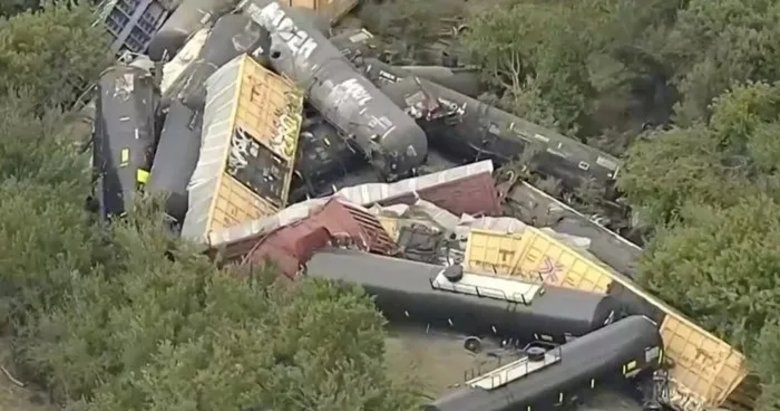 Feci tren kazası! 35 vagon raydan çıktı