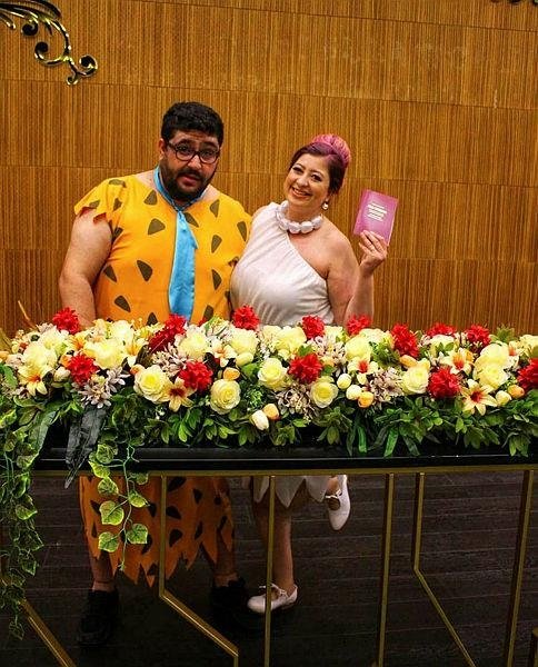 Denizli’den renkli görüntü! Nikahta ‘Taş Devri’ karakterlerinin kostümlerini giydiler