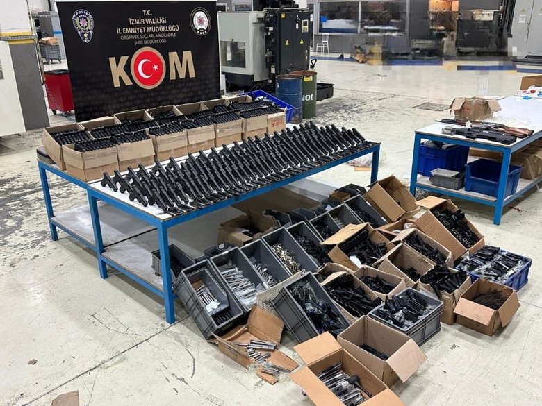 İzmir’de ev ve iş yerlerinde rekor sayıda silah ele geçirildi