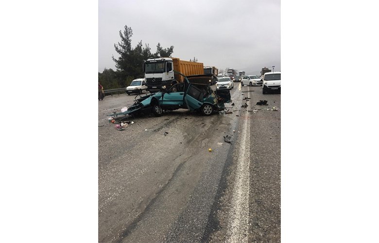 Denizli’de kaza yapan bir kişi paramparça olan otomobilden sağ çıktı