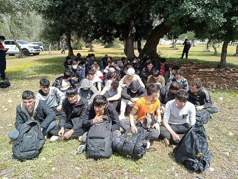 Urla’daki boş bir arazide yakaladılar! Tam 94 kişi...