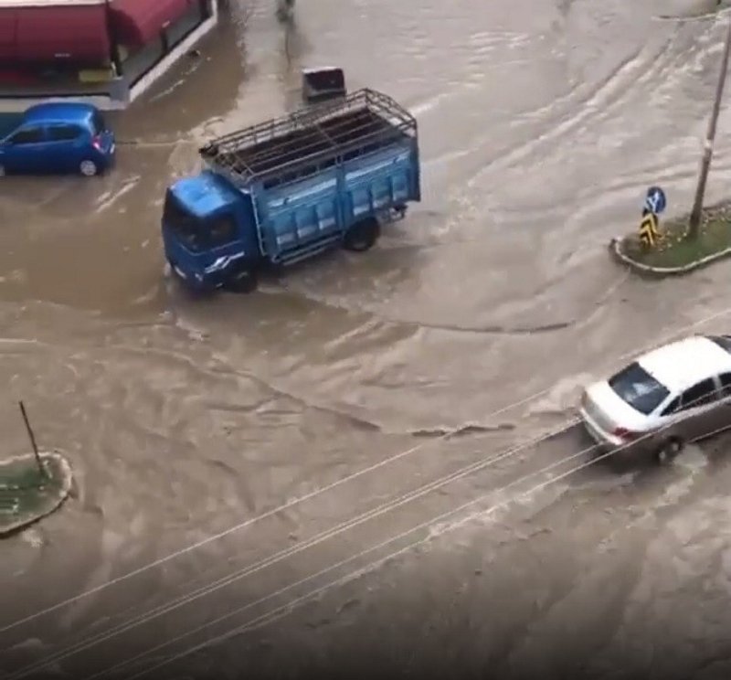 İzmirde saÄanak etkili oldu