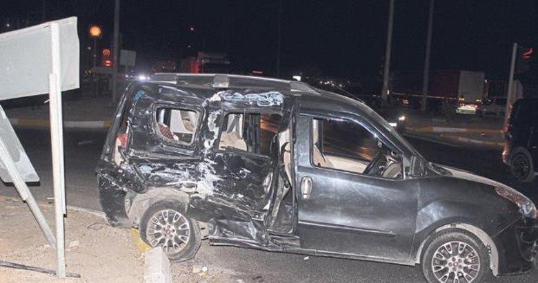 Kamyon ile hafif ticari araç çarpıştı: 1 ölü, 8 yaralı