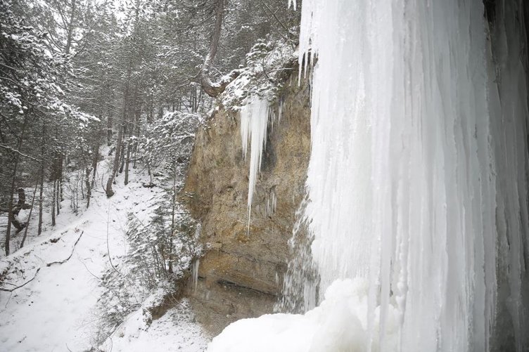 Soğuktan donan şelale kartpostallık görüntüler oluşturdu