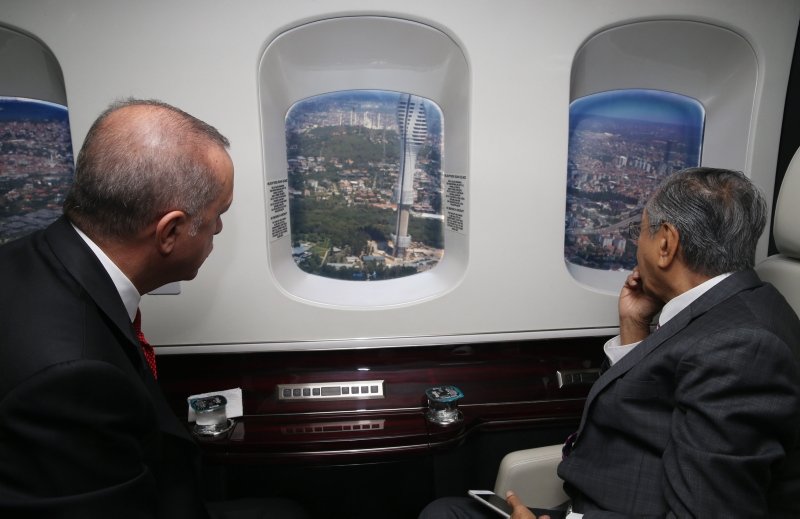 Başkan Erdoğan, Malezya Başbakanı’na havadan İstanbul’u tanıttı