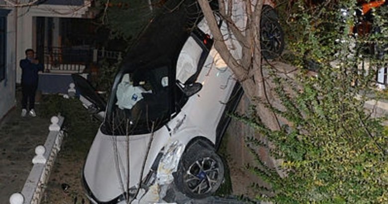 Taksiye çarpan otomobil bahçe duvarında asılı kaldı