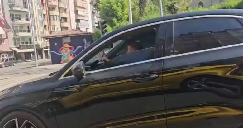Denizli’de küçücük çocuğa araba sürdürme şoku! Trafikte herkesin canını hiçe saydılar