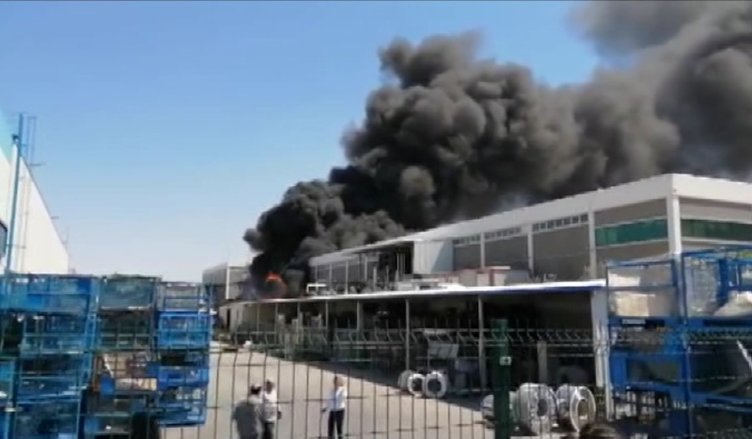 Manisa’da plastik fabrikasında yangın çıktı