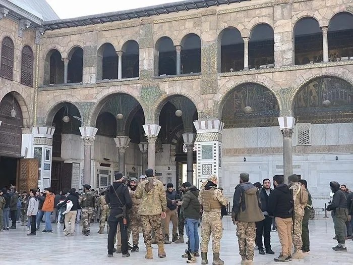 Suriyeliler Esad sonrası ilk cuma namazı için Emevi Camii’ne akın etti