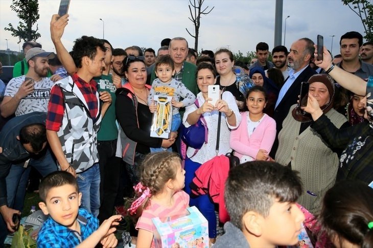 Erdoğan’dan iftarı bekleyen vatandaşlara sürpriz