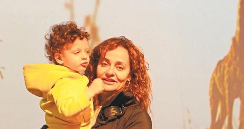 Anne oğulun sergi keyfi