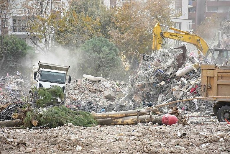 Depremde hasar gören binaların yıkımından yükselen toza esnaf tepkisi