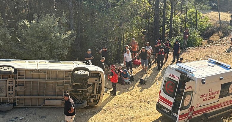 Balıkesir’de tur minibüsü şarampole devrildi! Çok sayıda yaralı var