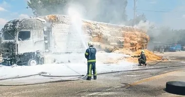 Saman yüklü TIR alev aldı