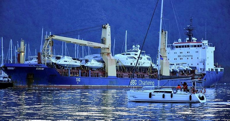 Bakımı yapılan lüks yatlar kargo gemisi ile gönderiliyor