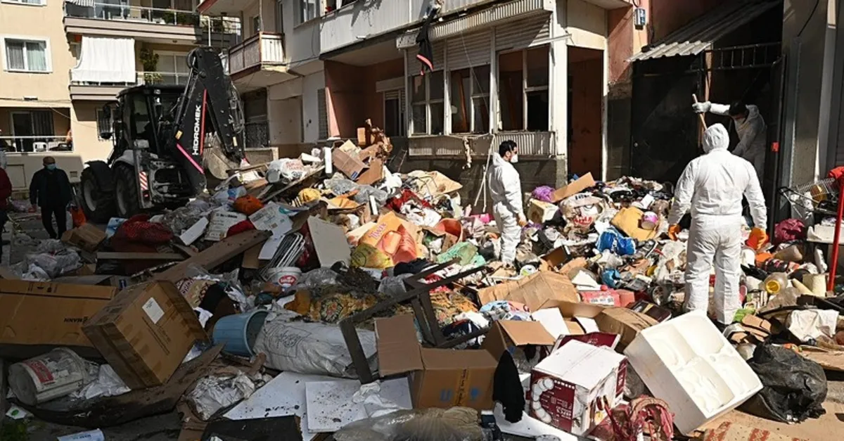 İzmir'in Karabağlar İlçesinde 12 Kamyon Atık Temizlendi