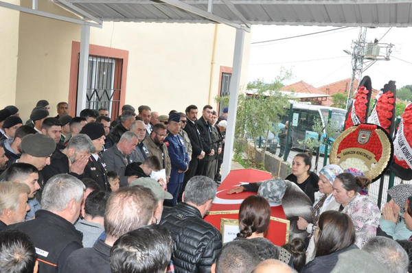 izmire-gelirken-hayatini-kaybetti-kaza-kurbani-manisali-uzman-cavusa-aci-veda-1777728394159.png