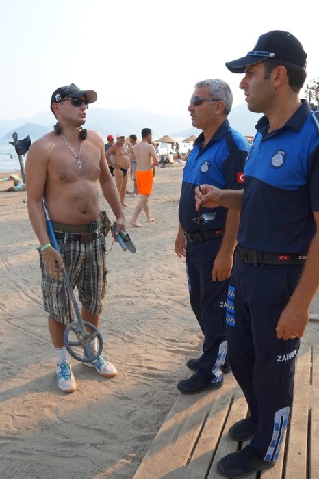 Bodrum’da halk plajında dedektörle arama yapan turist şaşırttı