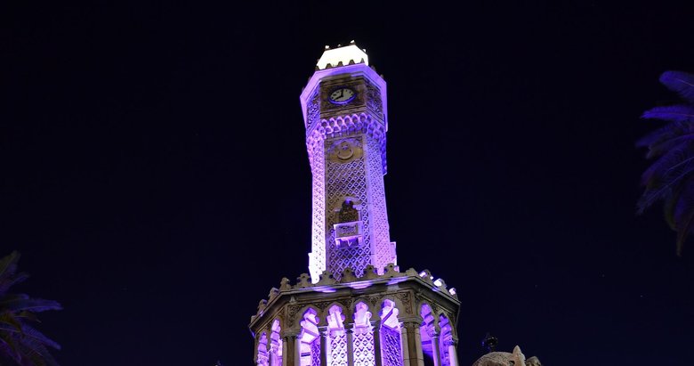Tarihi Saat Kulesi, Alzheimer Günü için mor ışıkla aydınlatıldı