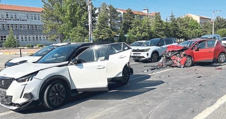 Ankara - Uşak karayolunda 4 araç birbirine girdi