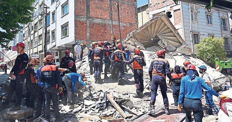 Üç katlı bina çöktü: 1 ölü, 8 yaralı