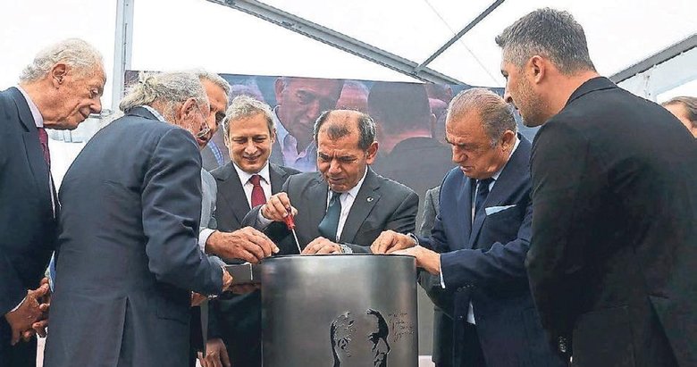 G.Saray’da tarihi tören