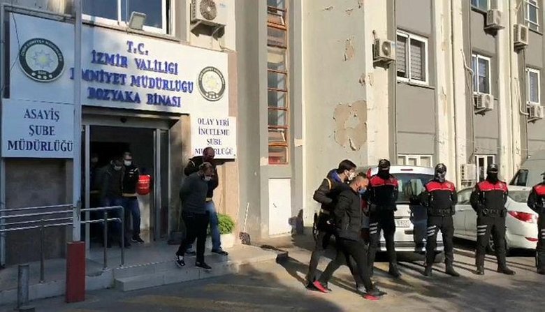İzmir’de akrabalar arasındaki silahlı kavgaya ilişkin 7 kişi tutuklandı