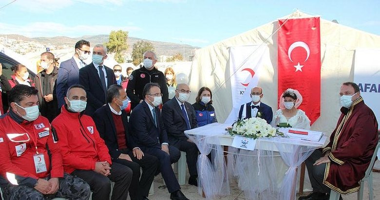 Depremzede çiftin mutlu günü! Çadır kentte dünyaevine girdiler