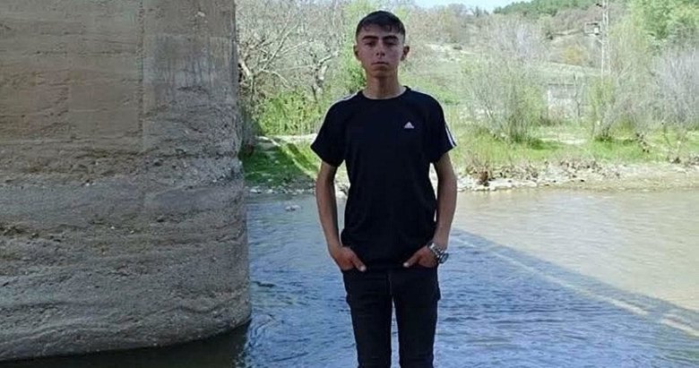 Manisa’da devrilen traktörün altında can verdi