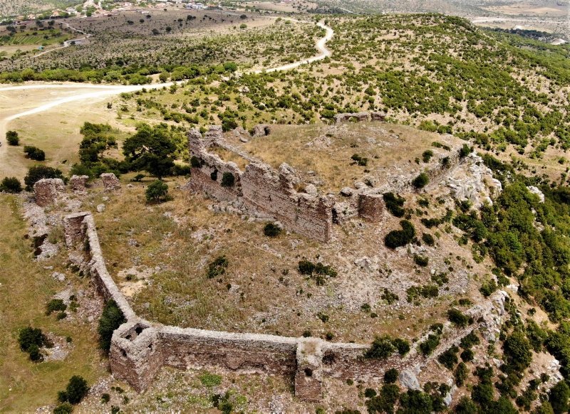 Manisa’daki 800 yıllık tarihi kale yok olma tehlikesi ile karşı karşıya
