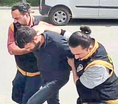 Kendisine küfür eden ev arkadaşını çekiçle öldürdü