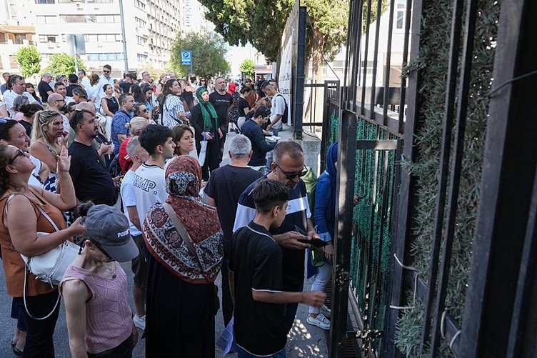 İzmir’de LGS heyecanı! Öğrenciler sınavda anne-babalar kapıda ter döktü