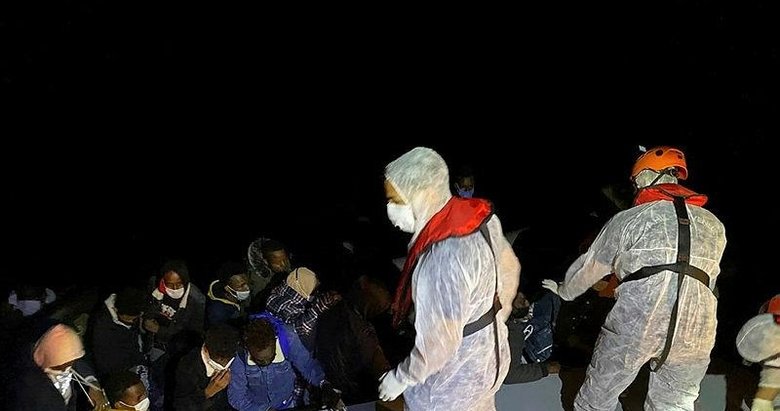İzmir açıklarında Türk kara sularına itilen 32 sığınmacı kurtarıldı
