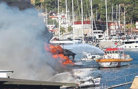 Fethiye’de motoryat ve 3 tekne alev alev yandı