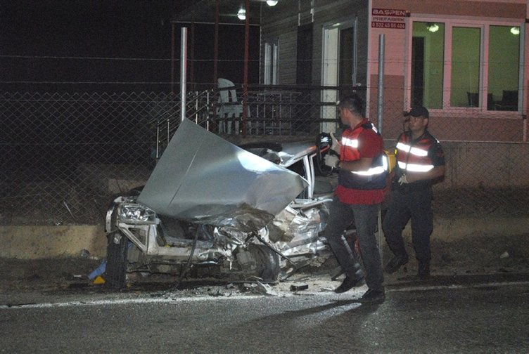 İzmir’de feci kaza! 2 kişi hayatını kaybetti 1 ağır yaralı
