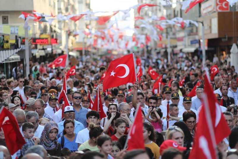 İzmir’de 30 Ağustos coşkuyla kutlandı! Vatandaşlar akın etti