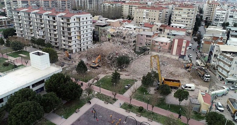 İzmir’deki ağır hasarlı binaların yıkımı sürüyor